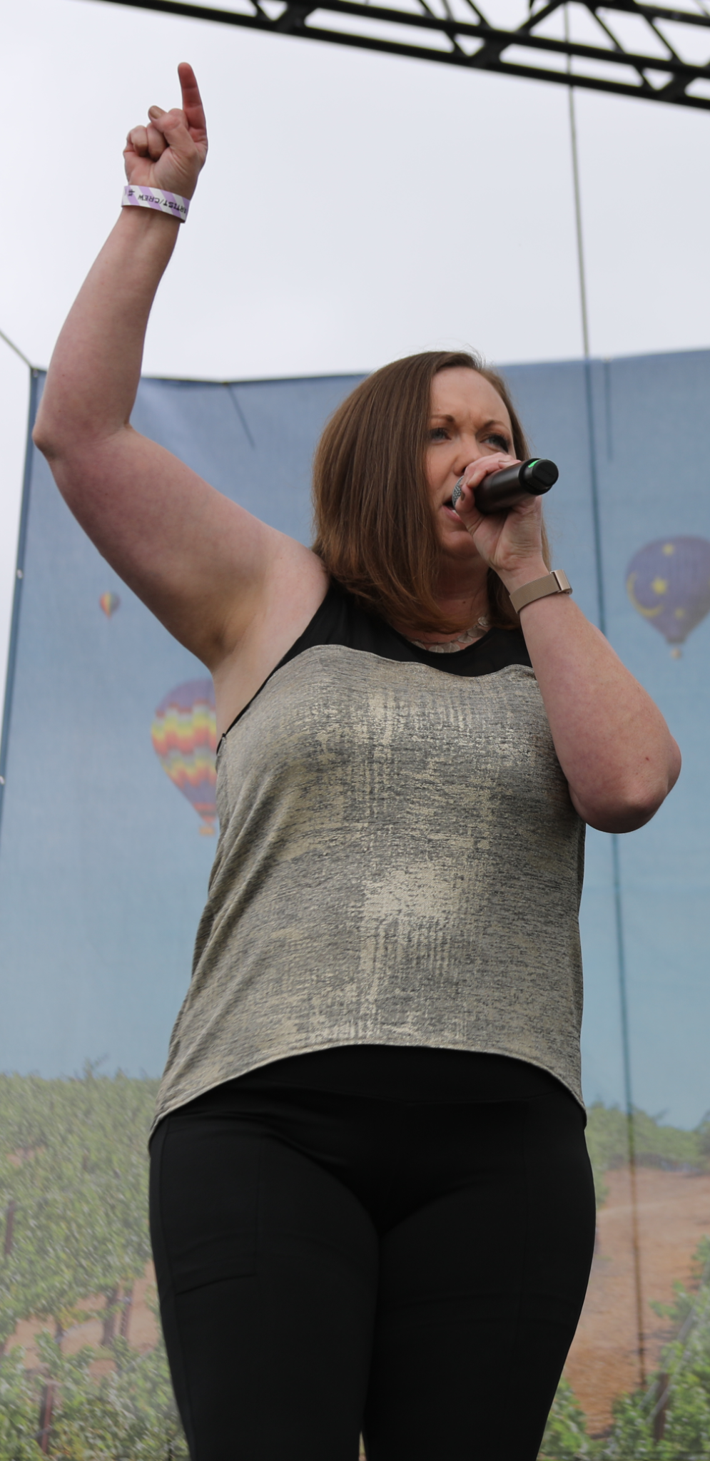 Jeney Kingsbury singing live